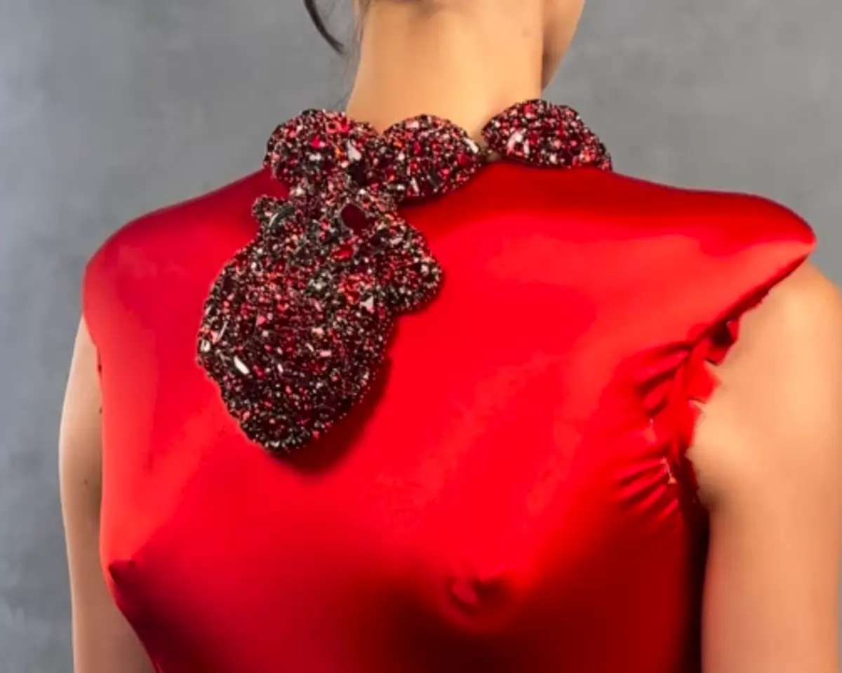 Vestido tem o corpo feminino nas costas e um coração a bater