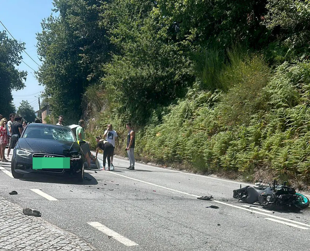 A motociclista ficou inanimada na estrada
