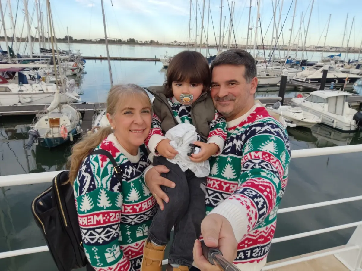 Eduardo Mendes com o filho Santiago e companheira Ana