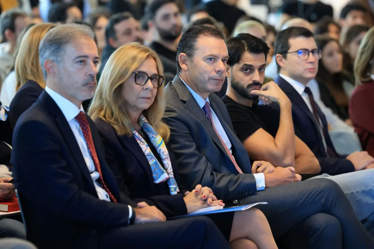 O primeiro-ministro, Luís Montenegro, acompanhado pela ministra da Saúde, Ana Paula Martins