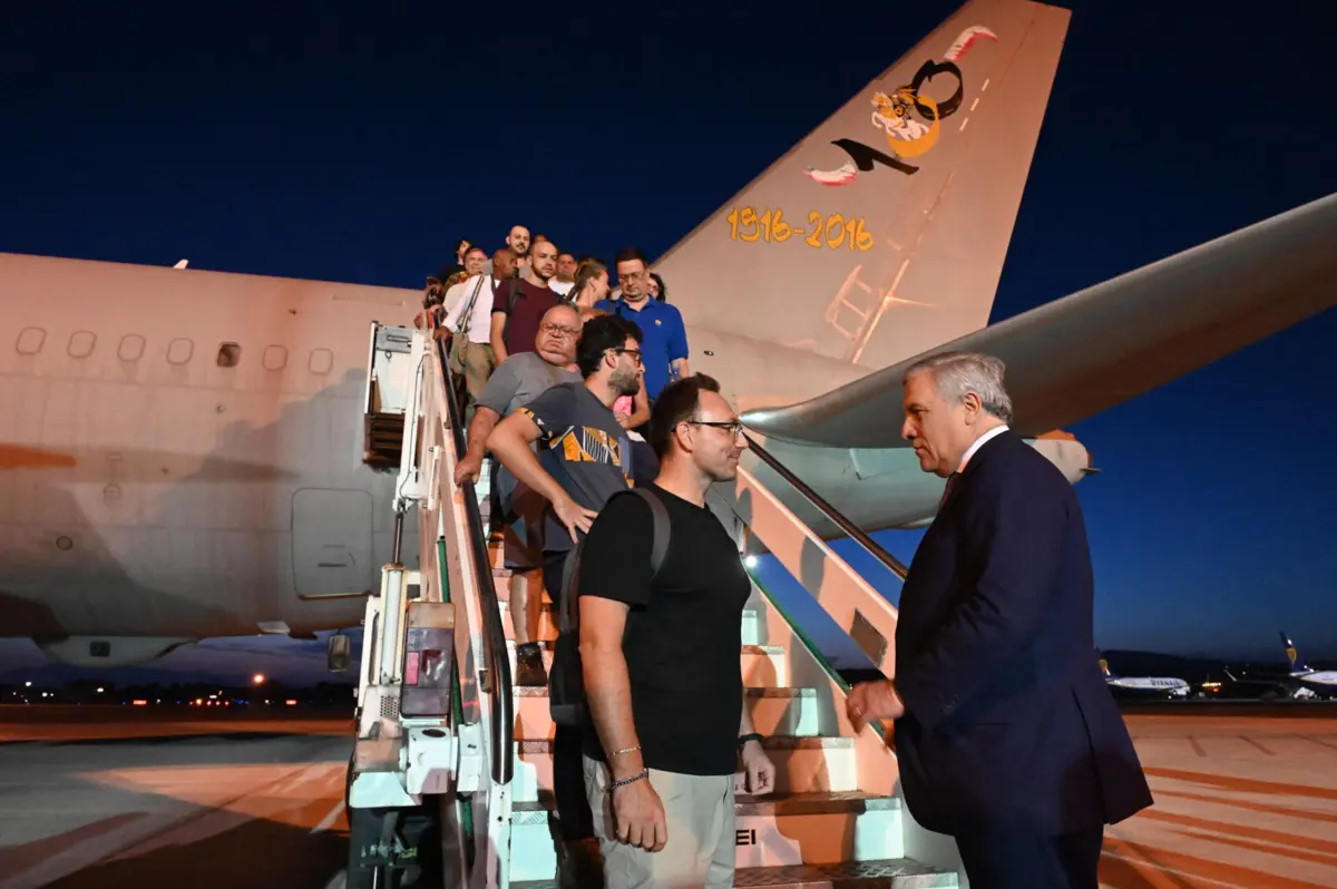 A chegada de cidadãos italianos ao aeroporto de Roma