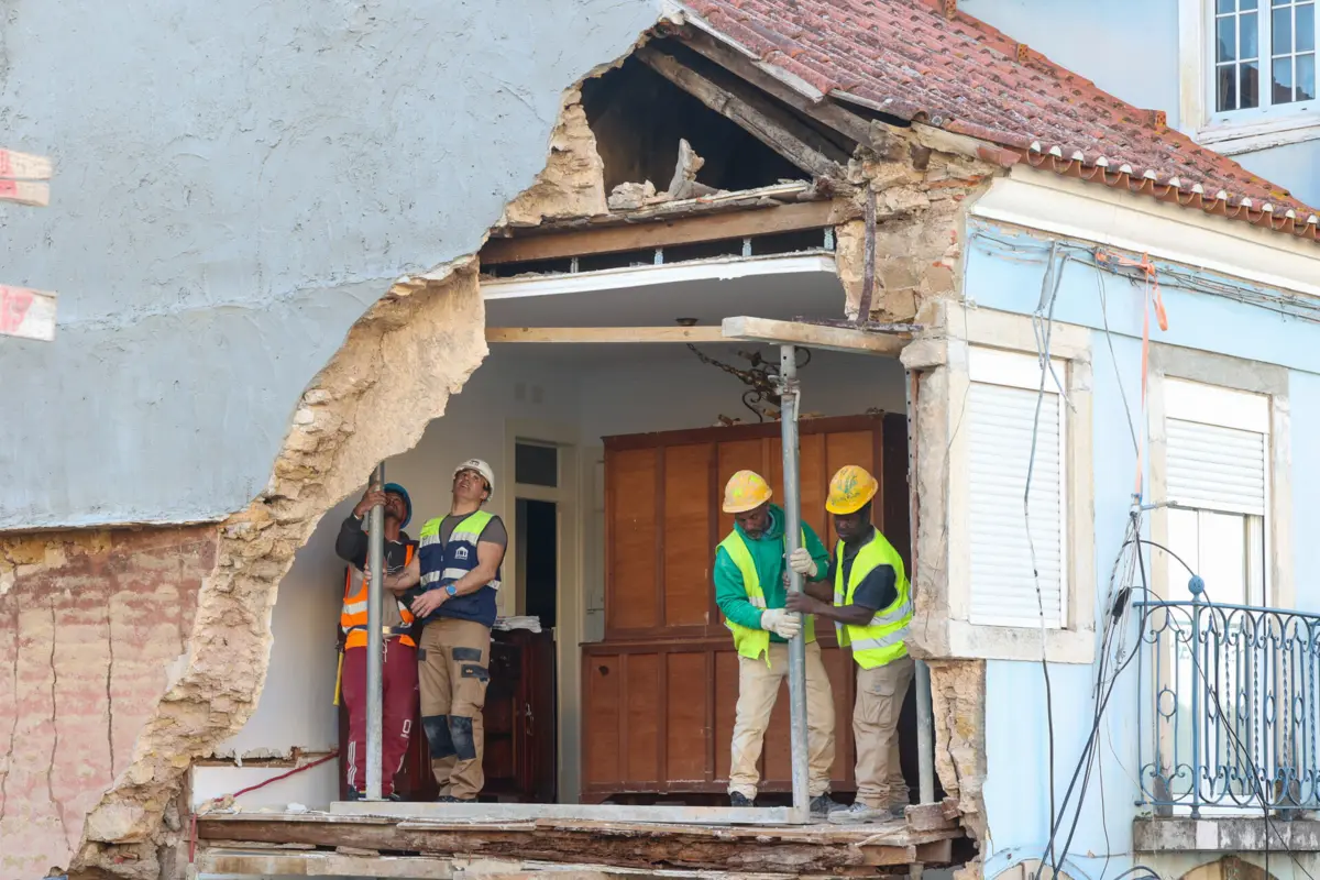 Destroços atingiram uma viatura, mas não houve registo de feridos. Casal que reside na habitação não estava em casa.