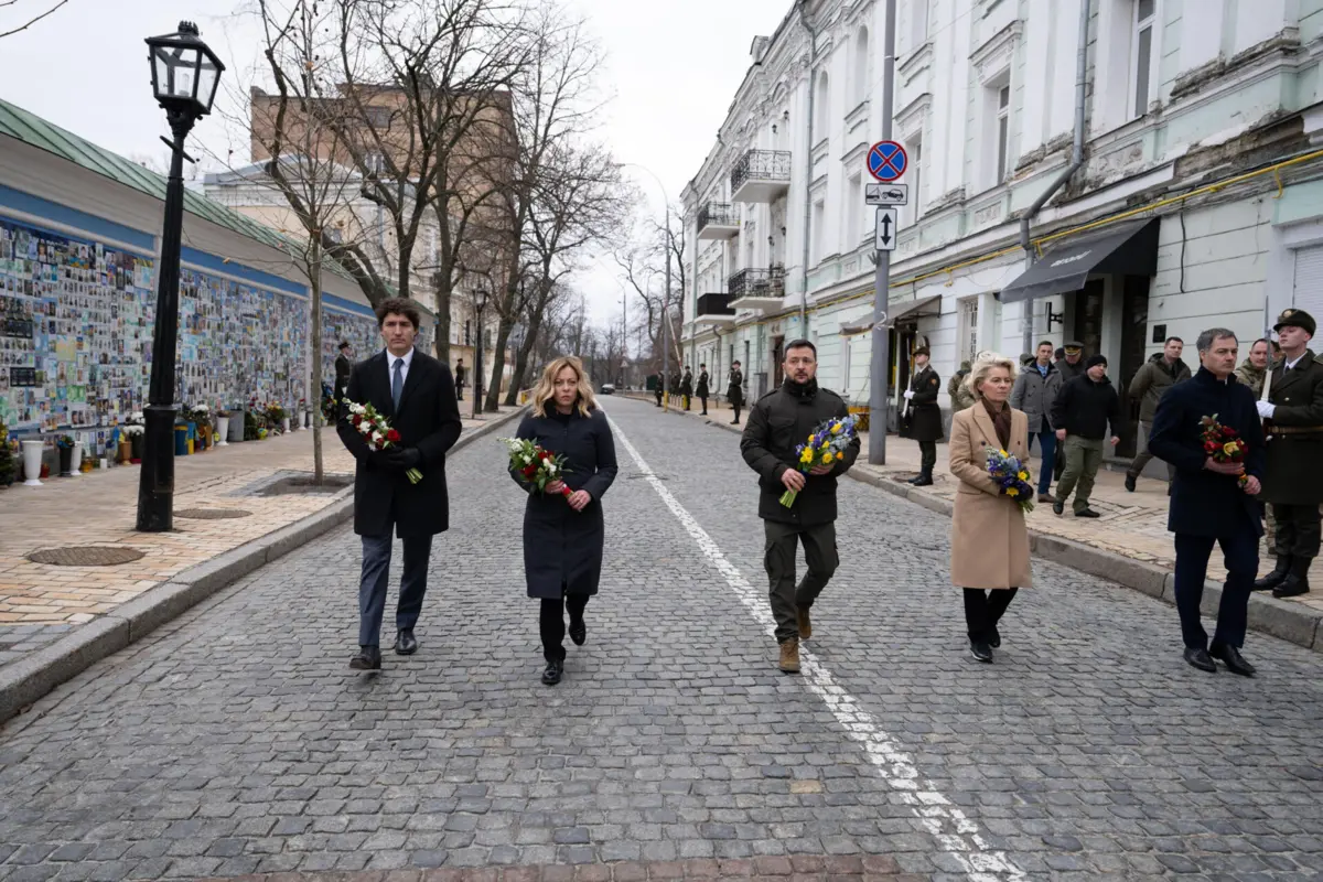 Imagem de contexto do artigo Zelensky homenageia soldados mortos em cerimónia com líderes da UE, Itália, Canadá e Bélgica