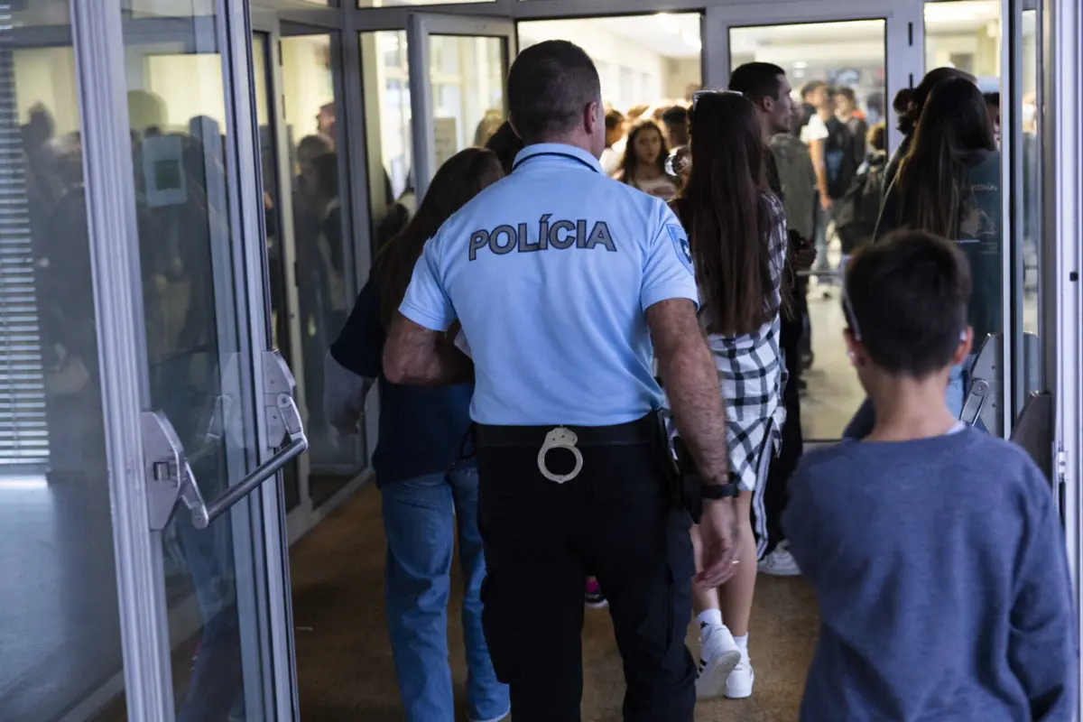 A PSP, através da Escola Segura, foi acionada e identificou o suspeito no local