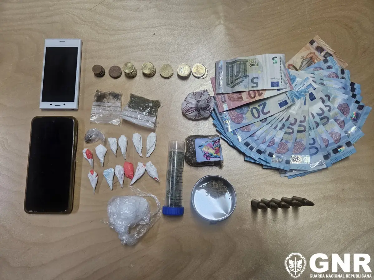 Droga e dinheiro apreendidos ao traficante.