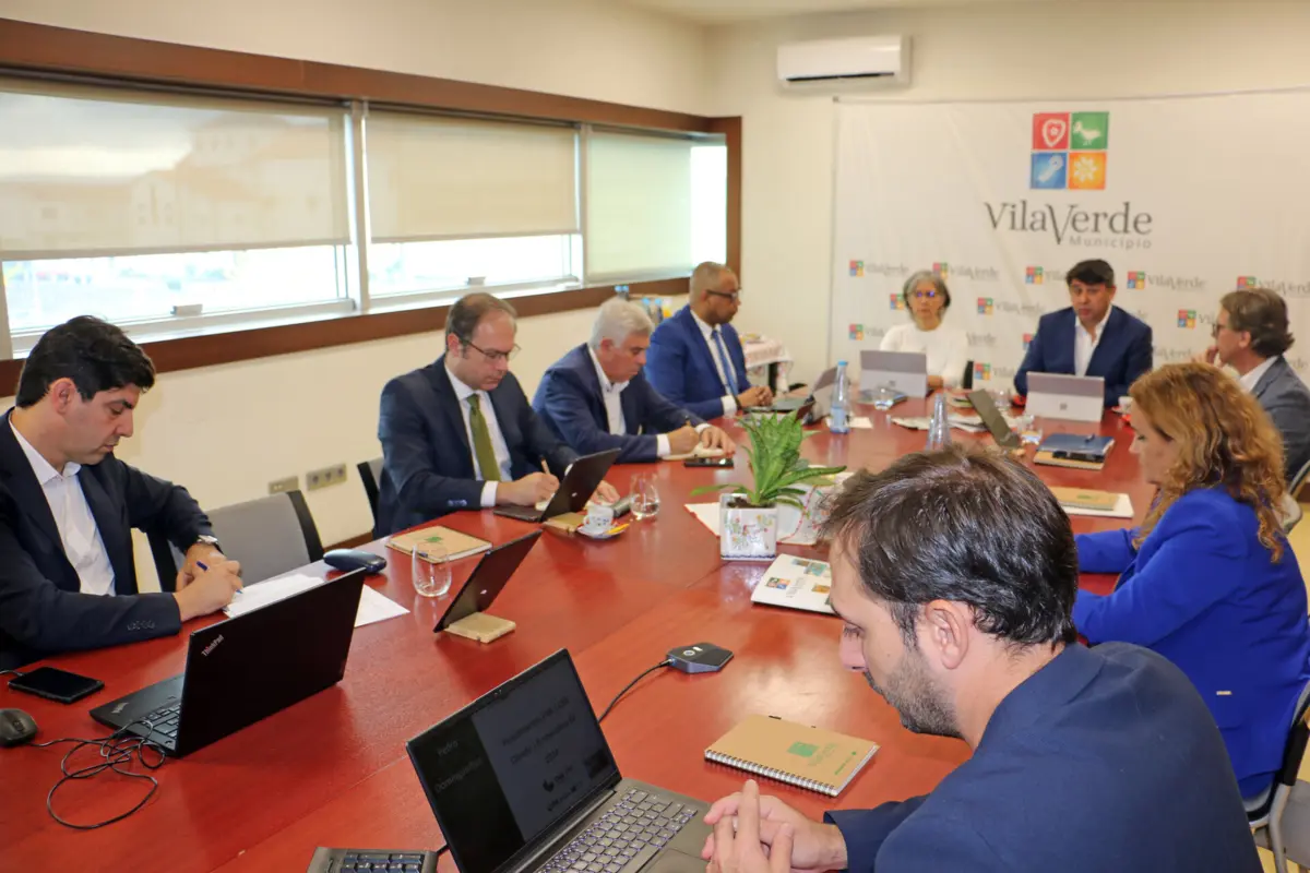 Os autarcas presentes na reunião de trabalho sublinharam igualmente a “necessidade de desburocratização dos processos”, defendendo que “processos densos e burocráticos levam a um comprometimento dos prazos de