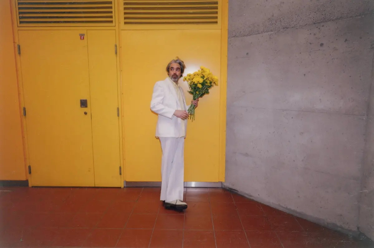 Novo disco do músico foi marcado pela perda súbita da sua voz durante um concerto, o que o levou a procurar colaborações com artistas de todo o Mundo