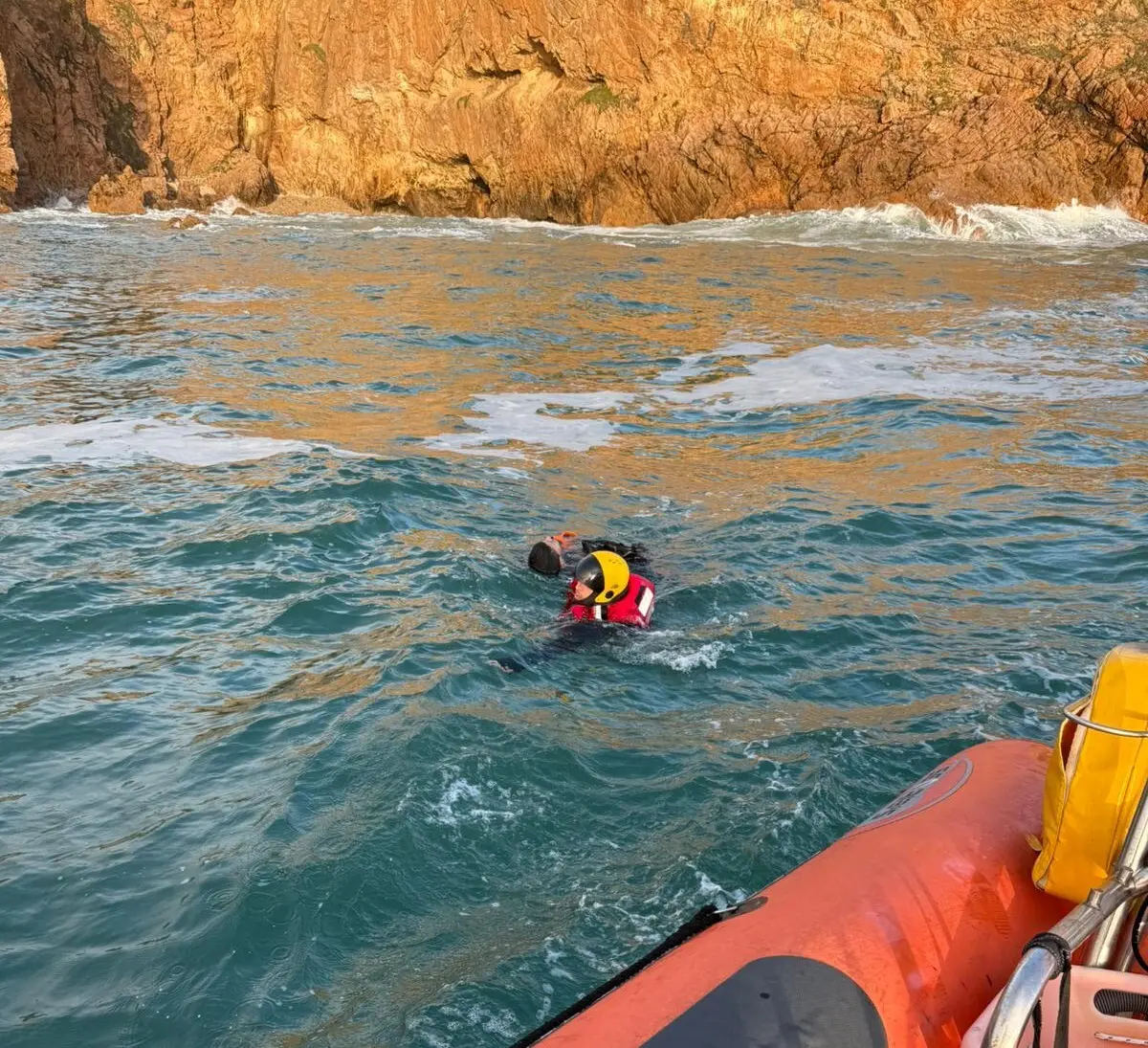 Tripulantes da Estação Salva-vidas de Cascais auxiliaram homem