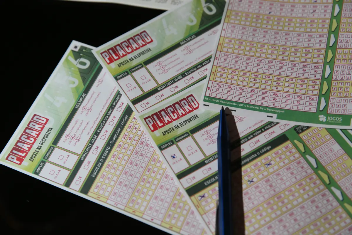 O prejuízo total das burlas é de cerca de 55 mil euros e quando o jovem foi detido, na quarta-feira, tinha 433 talões no valor de apostas 12 mil euros