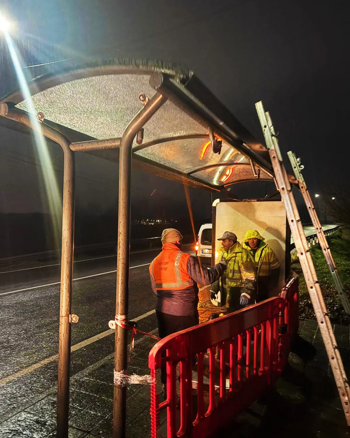 Decorre a reposição dos tetos nas paragens para proteger os passageiros da chuva