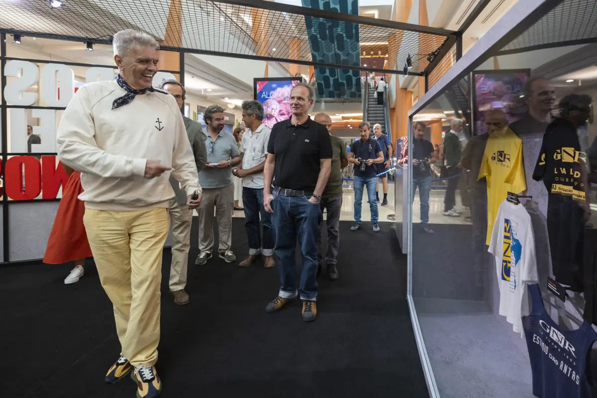 Rui Reininho, Jorge Romão e Tóli César Machado inauguraram esta terça-feira a exposição "GNR: Os primeiros 45 anos", no Arrábida Shopping.