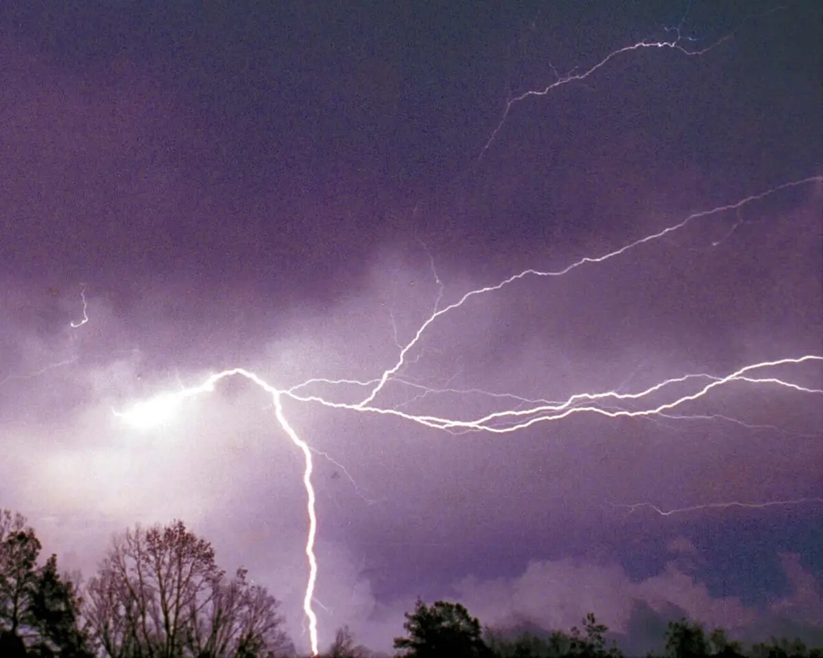 Raio atingiu casa de idosa