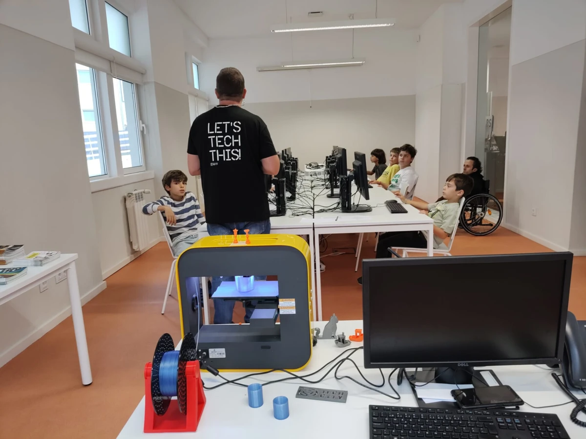 Atividade juntou uma dezena de jovens na Casa Municipal da Cidadania