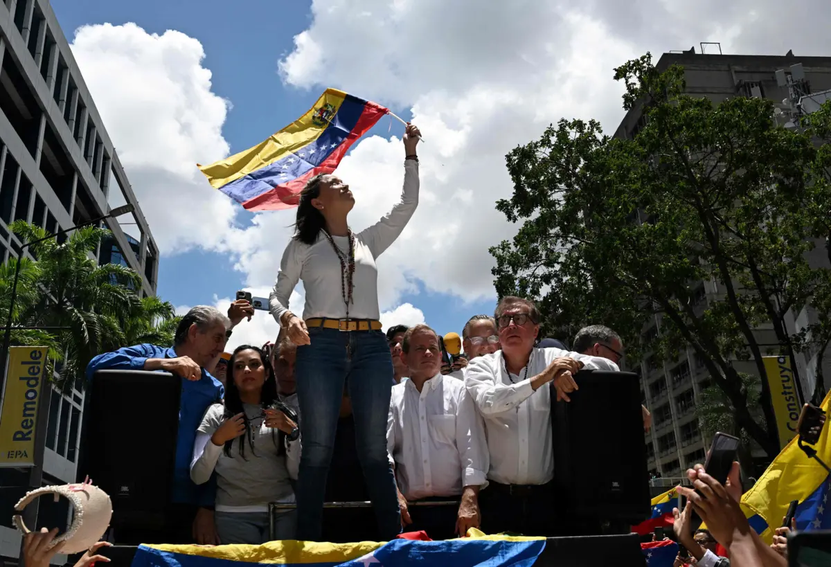 María Corina Machado, numa acção de rua contra o regime de Maduro, a 28 de agosto