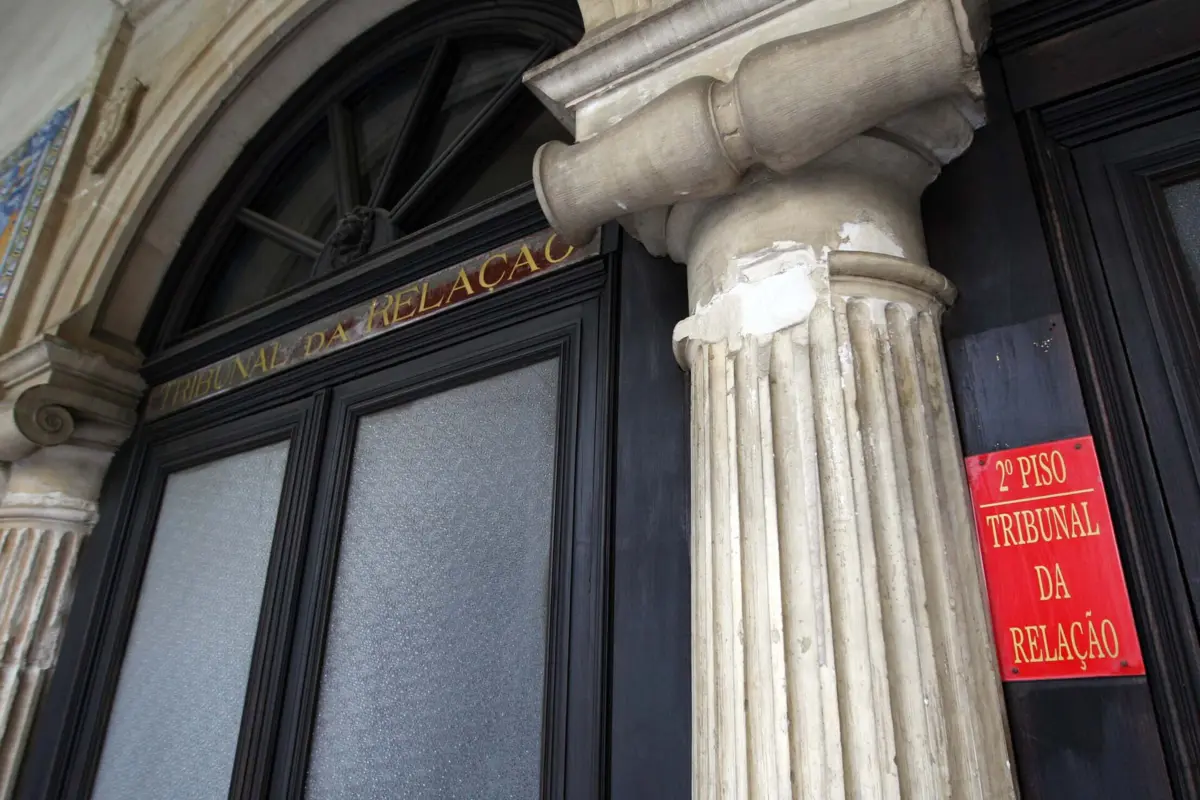 Juízes do Tribunal da Relação de Coimbra decidiram que jovem continua a precisar de apoio
