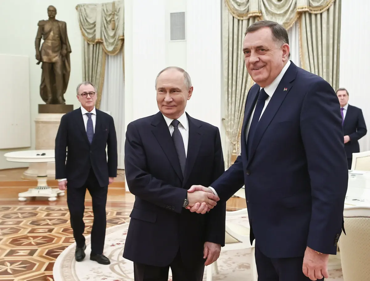 O presidente russo, Vladimir Putin, com o líder político dos sérvios bósnios, Milorad Dodik