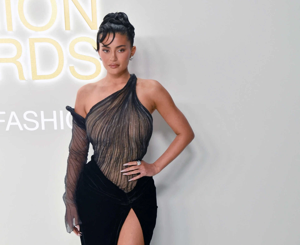 Kylie Jenner tem 25 anos e colocou implantes mamários aos 19.