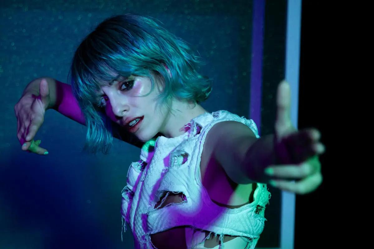 “Némesis” tem encenação e interpretação de Joana Africano.