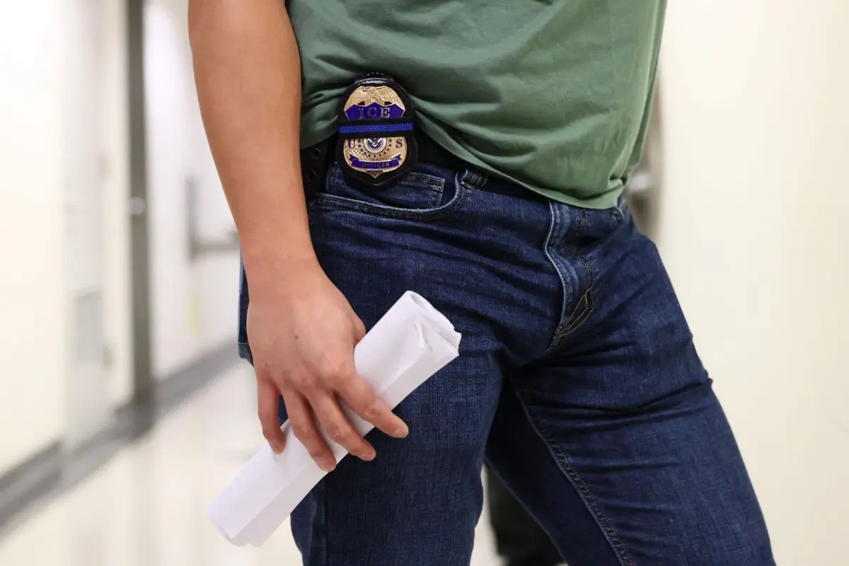 A agência que controla a imigração nos EUA não forneceu, para já, mais detalhes sobre a identidade do atirador