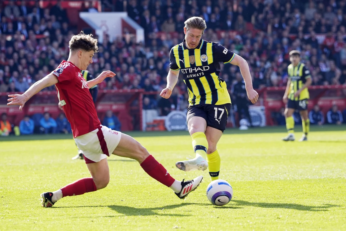 Kevin De Bruyne (direita) disputa uma bola com Ryan Yates (esquerda)