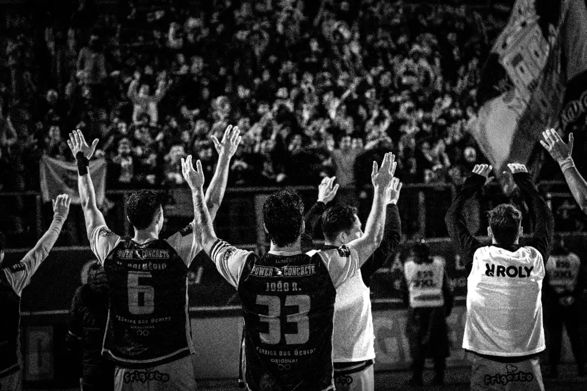 Equipa do Caldas permaneceu imóvel no meio-campo durante um minuto