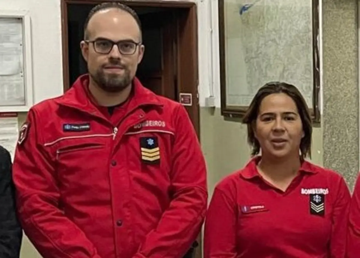 Bombeiros fotografados na mesma noite de Natal, antes de serem agredidos