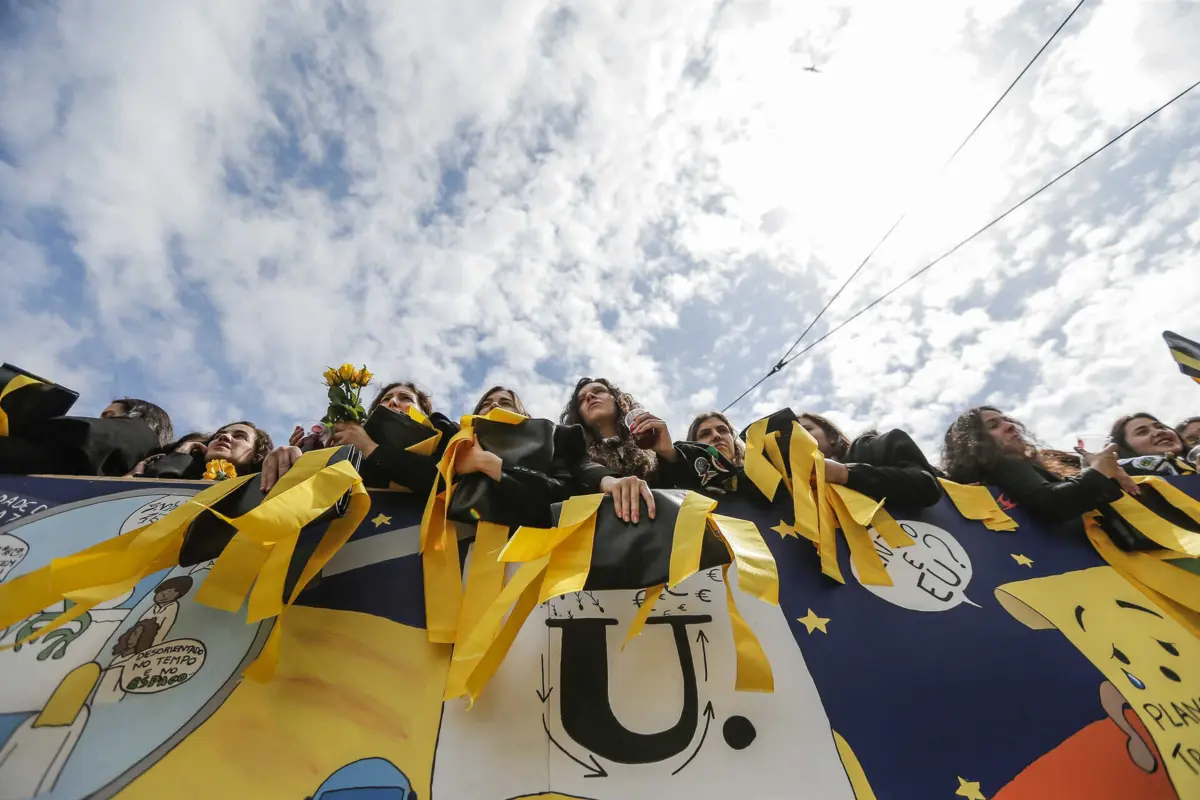 Estas bolsas destinam-se a premiar os alunos com média superior a 16 em cada ano letivo