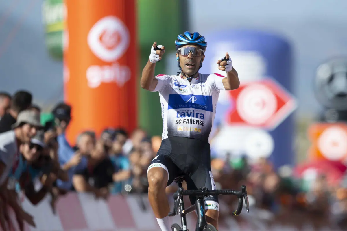Espanhol Delio Fernández, da AP Hotels-Tavira-SC Farense, venceu na Torre, na Serra da Estrela, e é o novo camisola amarela da Volta a Portugal