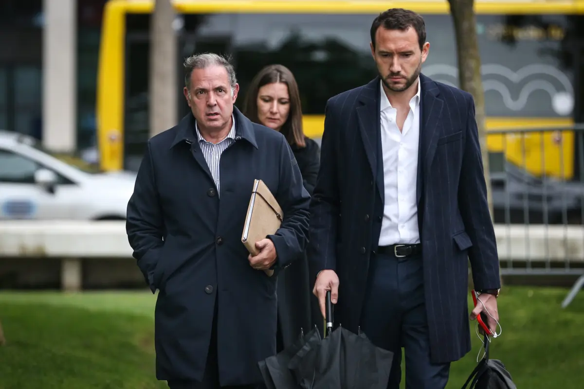 Tiago Rodrigues Bastos (E), advogado do chefe de gabinete do primeiro-ministro, Vítor Escária