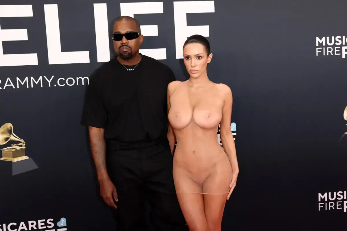 Bianca Censori e Kanye West no tapete vermelho do Grammy em fevereiro de 2025, momento que marcou a ousadia artística da arquiteta australiana