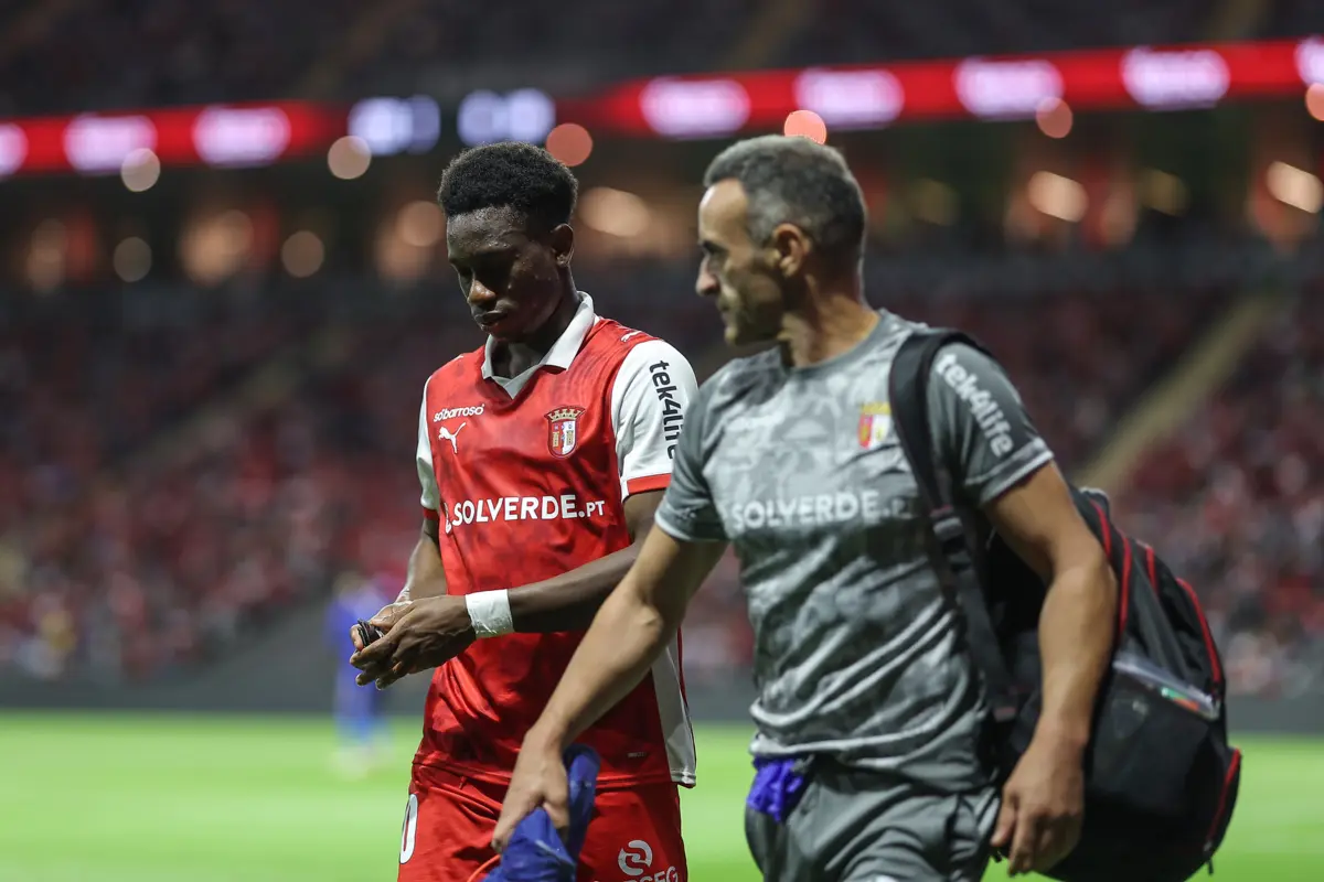 Médio saiu lesionado no jogo frente ao Lincoln Red Imps