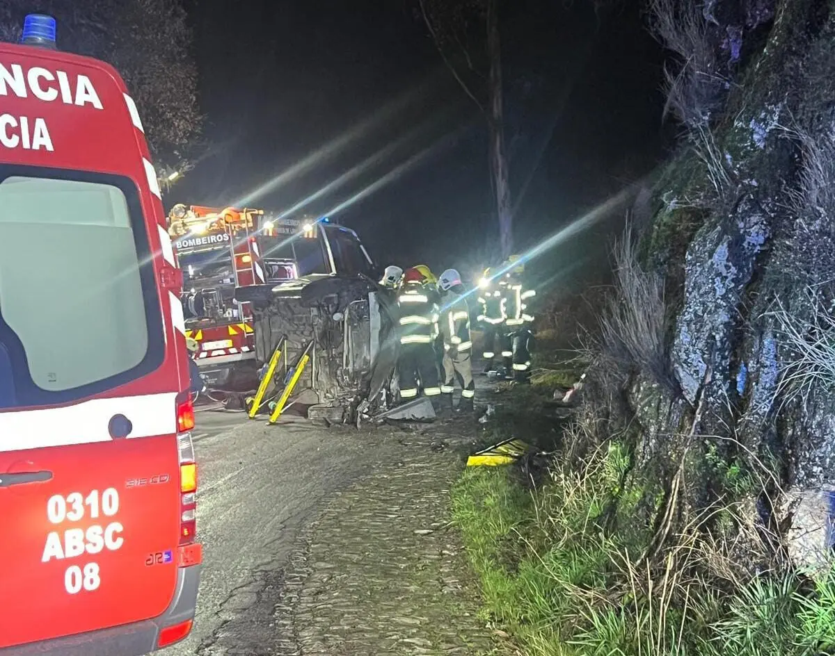 Dois dos três feridos no capotamento ficaram encarcerados