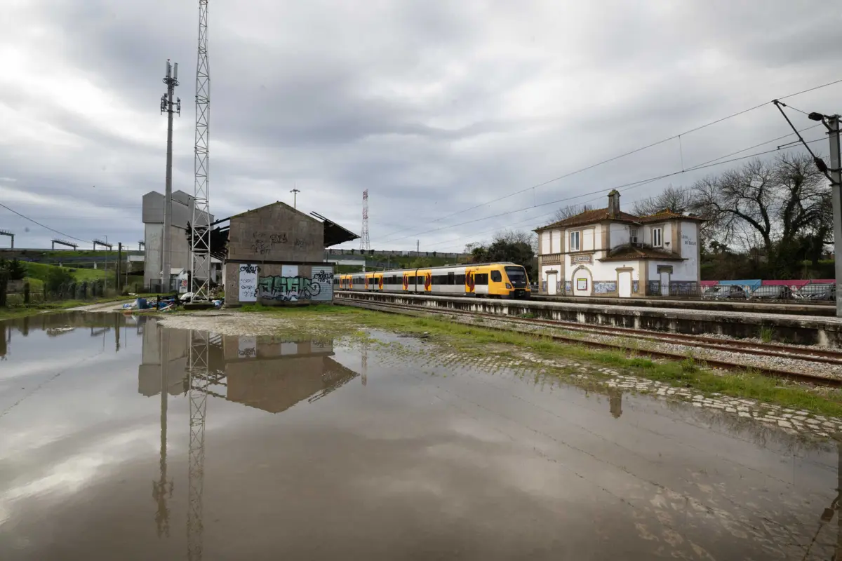 Estação de Leça do Balio não tem bancos, abrigos para a chuva nem máquina para a compra de bilhetes