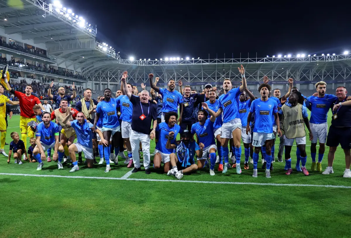 Jogadores do Pafos festejam a presença na fase regular da Champions, após eliminarem o Estrela Vermelha