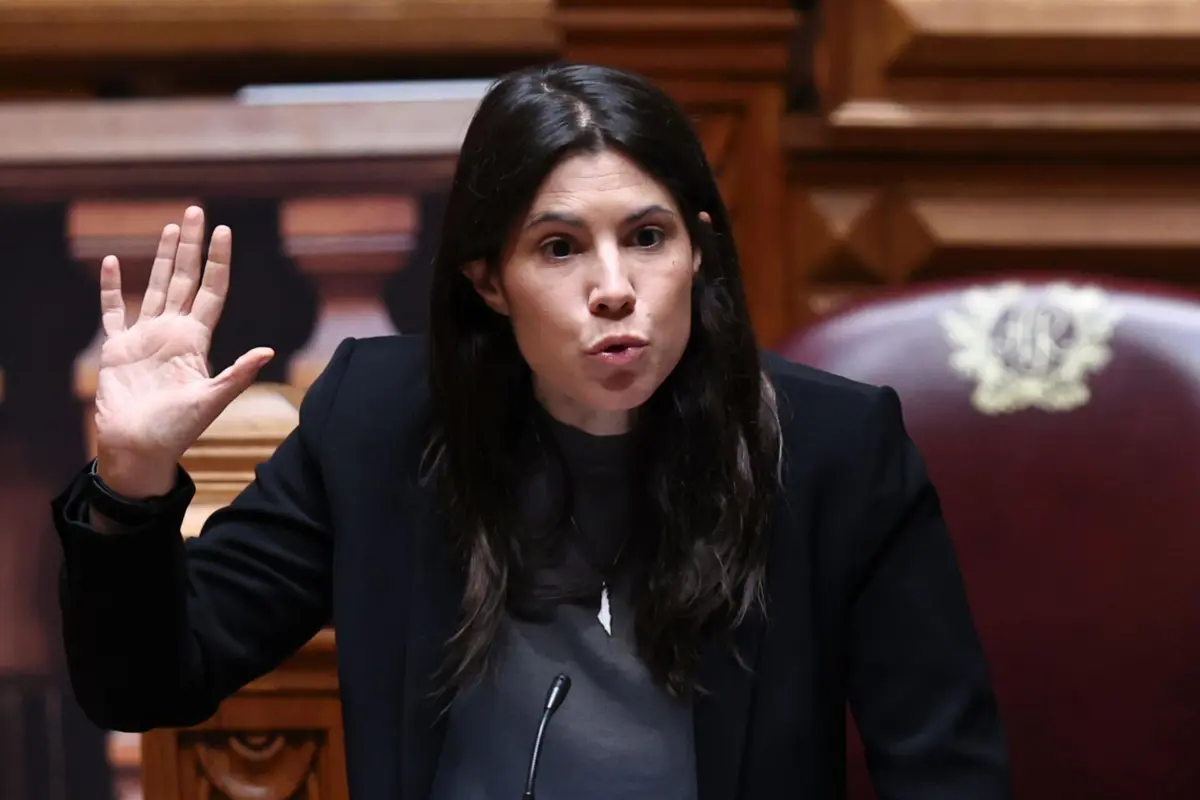 "É um Orçamento que não sobe o subsídio de refeição, não sobe as pensões e os salários, e não valoriza os profissionais do Serviço Nacional de Saúde e da escola pública", defendeu o BE