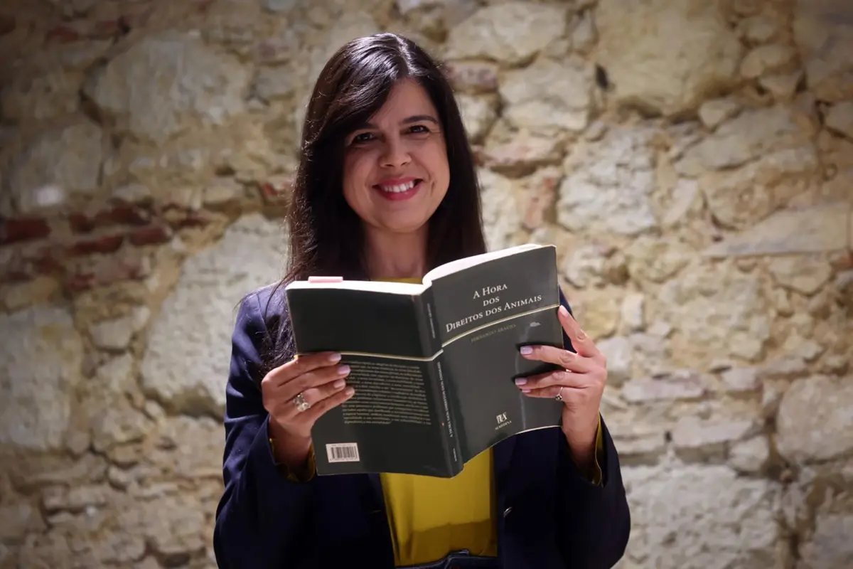 Inês Sousa Real é porta-voz e deputada única do PAN-Pessoas-Animais-Natureza, especialista em ciências jurídico-políticas e contencioso administrativo, mestre em Direito Animal e Sociedade. Em dezembro, recandidata-se à liderança do partido