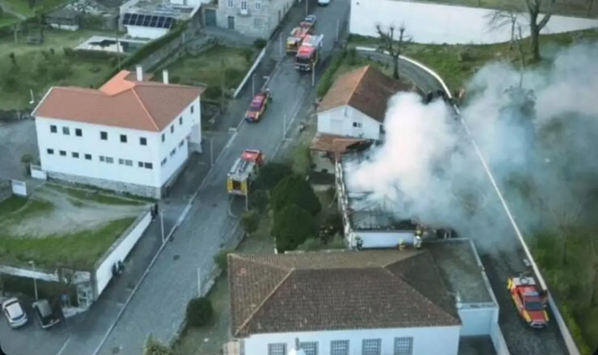 O incêndio deixou o casarão completamente destruído