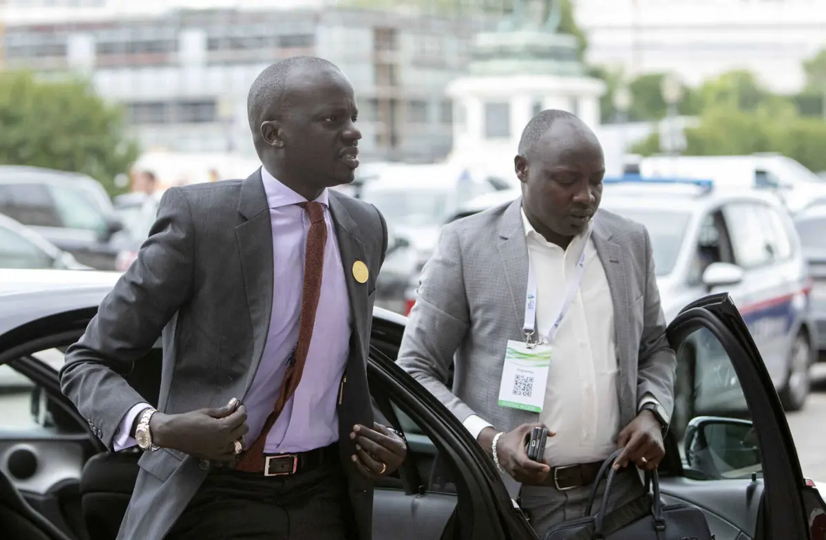 O ministro do Petróleo do Sudão do Sul, Puot Kang Chol (esquerda)