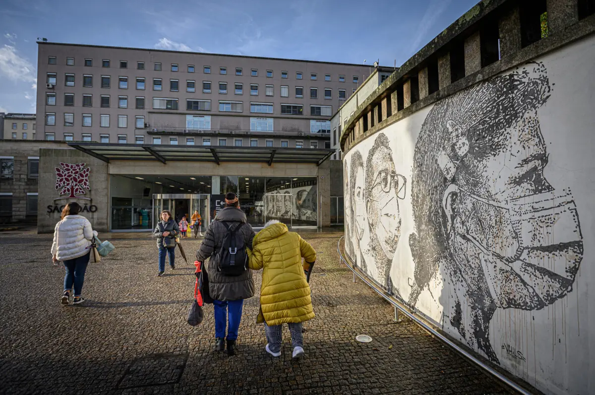 Criança foi transferida para o Hospital de São João, no Porto
