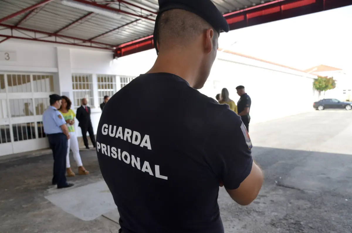 Guarda recebia droga e telemóveis escondidos em pacotes de leite