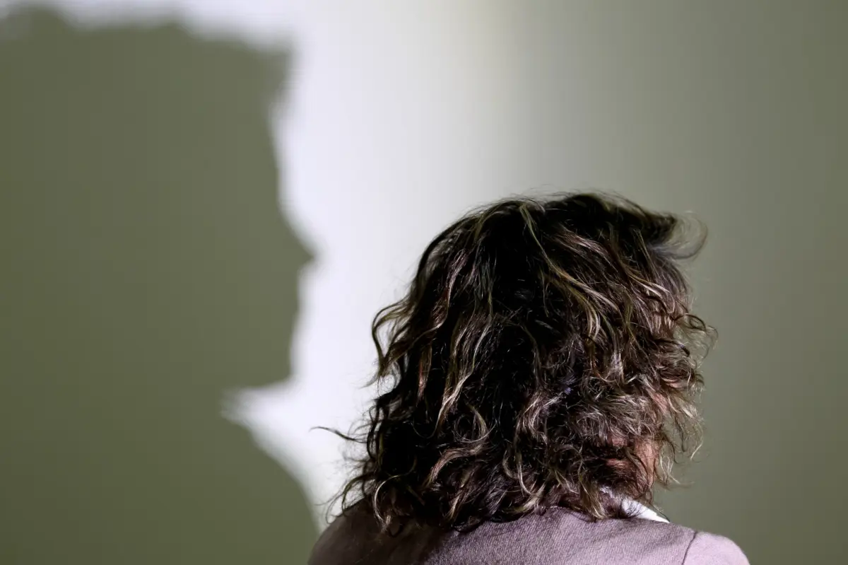 Em 2020, tornou a injuriar a mulher e repetiu as agressões. Foi ainda buscar uma faca com a qual a ameaçou de morte