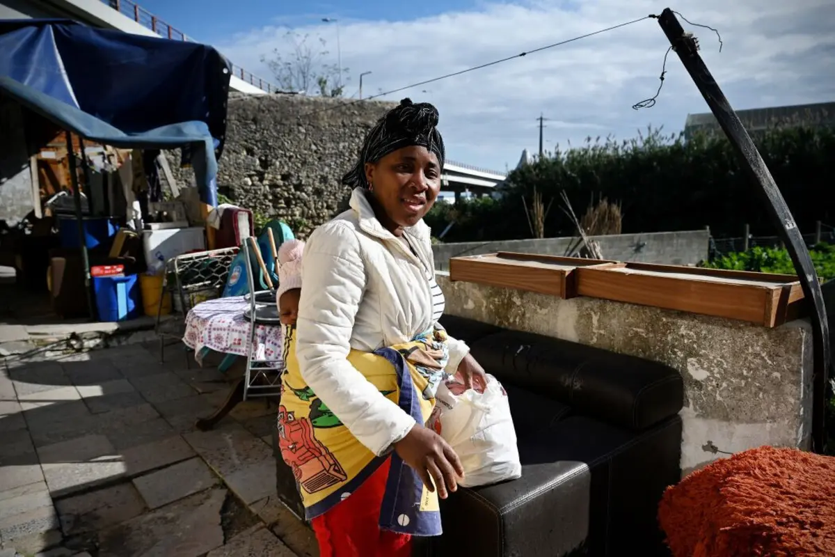 Inês Teresa, com a filha Iris, de um mês e meio, confessa que não é capaz de comer nem dormir