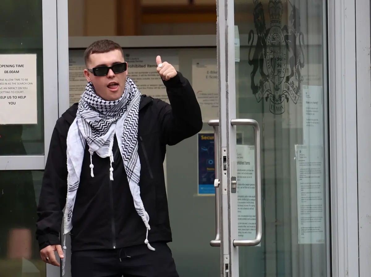 O rapper Mo Chara, do trio de rap norte-irlandês Kneecap