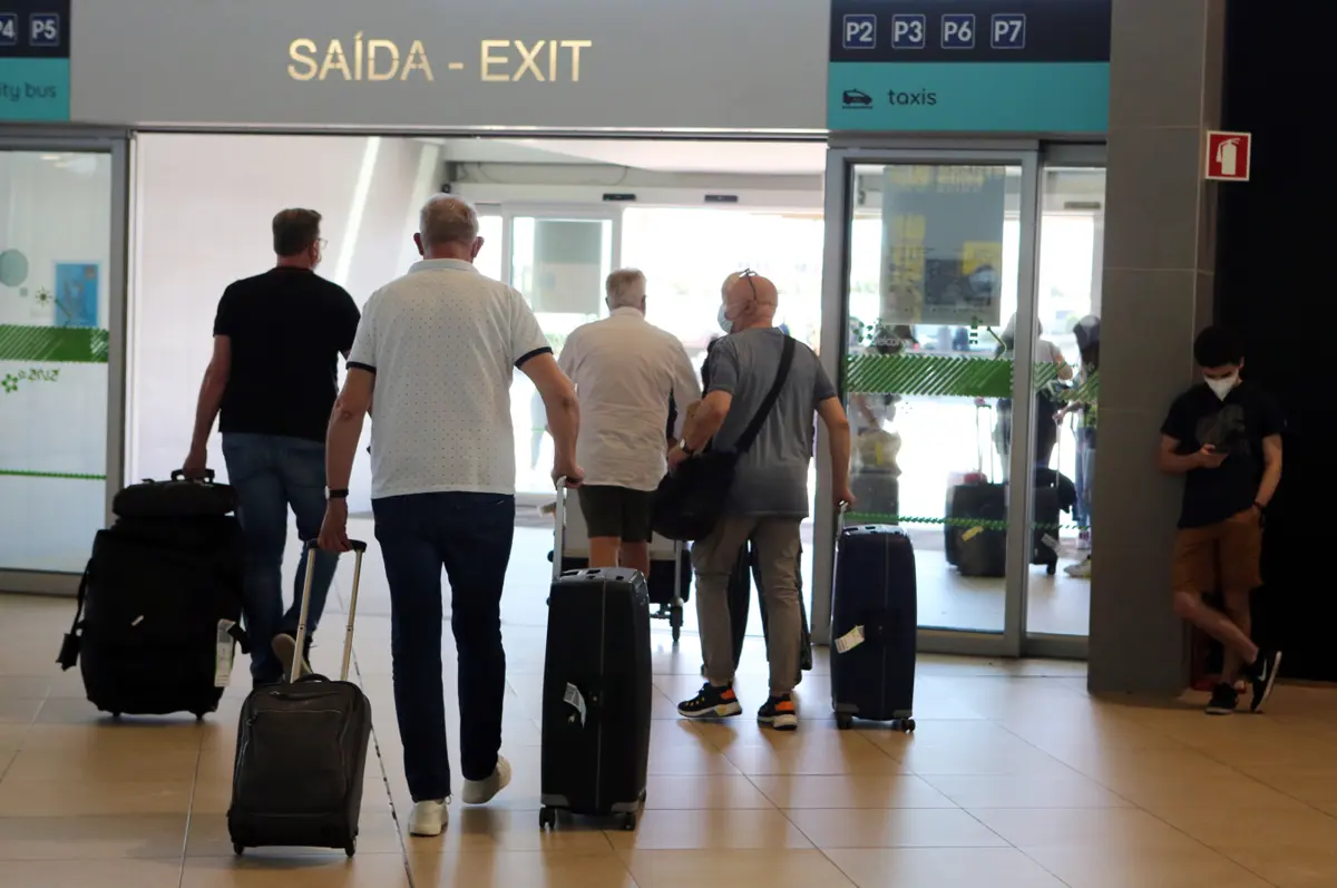 O passageiro foi detido e foi notificado para comparência em Tribunal