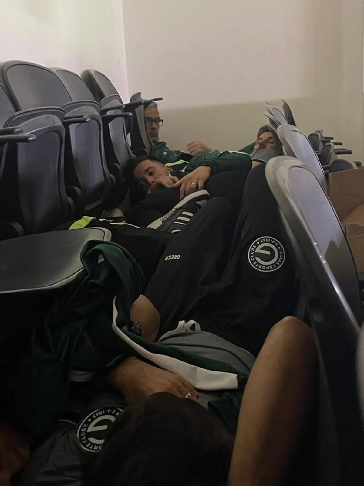 A equipa técnica do Goiás protegida na sala de imprensa