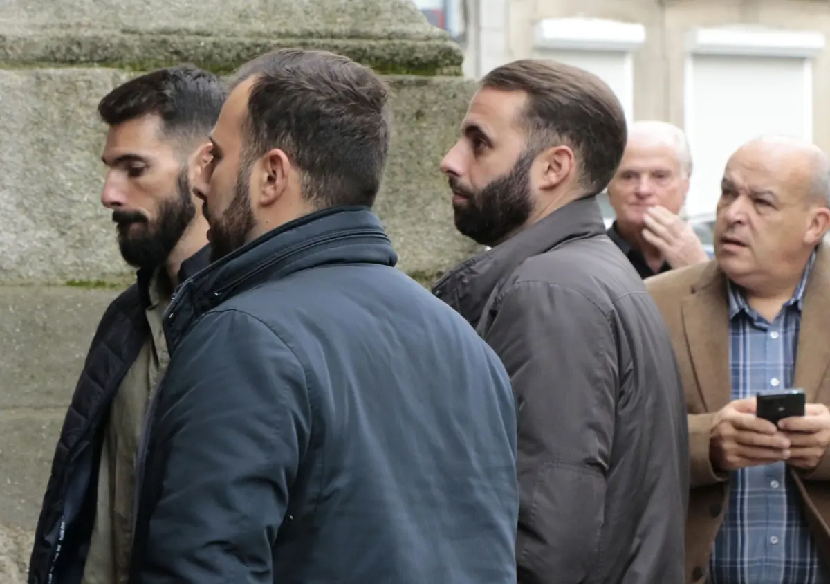 Alguns dos arguidos à chegada ao Tribunal de São João Novo, no Porto