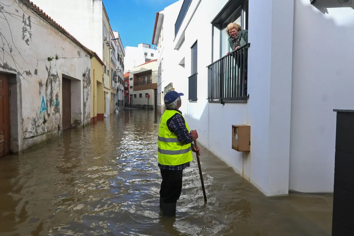 Proteção Civil explica que não é possível intervir enquanto o nível da água não baixar