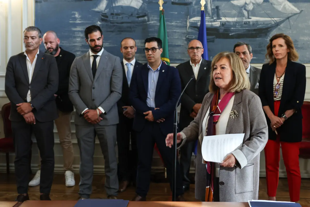 A ministra da Administração Interna, Margarida Blasco (à frente), celebrou acordo com cinco estruturas sindicais da PSP e da GNR