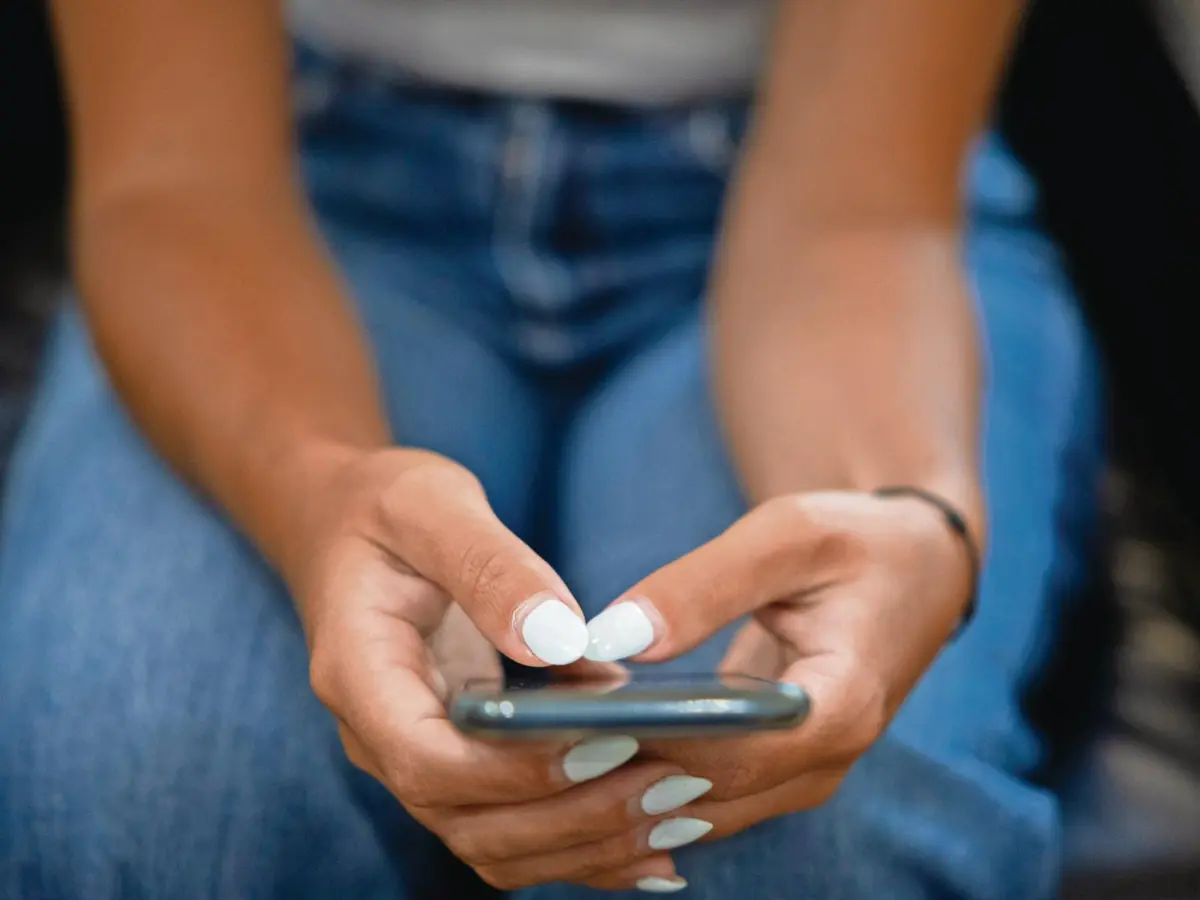 Linhas de apoio emocional funcionam apenas com voluntários. SOS Voz Amiga tem 80