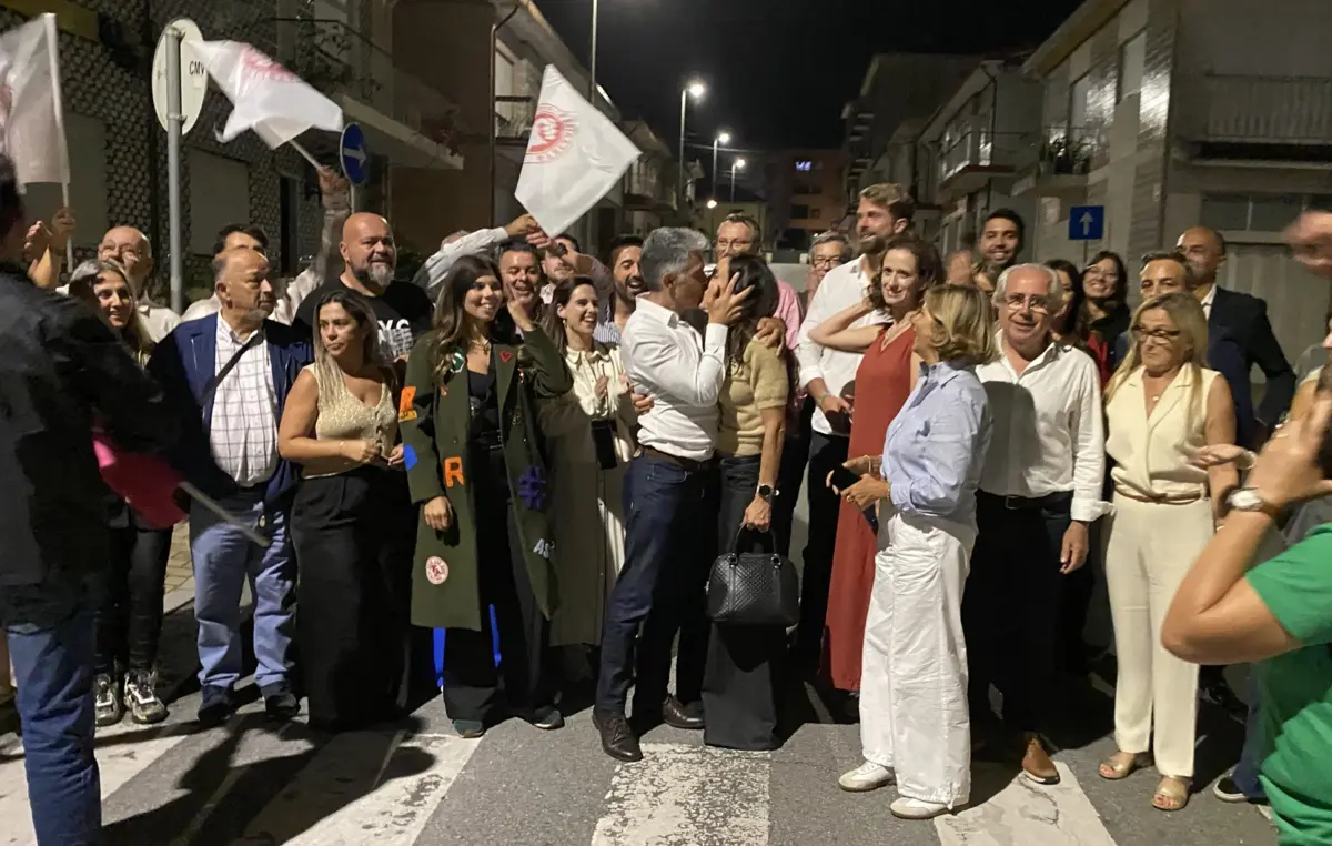 Antes de rumar ao centro de Valongo, Paulo Esteves Ferreira festejou a vitória na sede concelhia do PS em Ermesinde com a mulher, Sara Garrido, e o vencedor da Junta de Freguesia, Miguel de Oliveira, elementos da equipa e apoiantes
